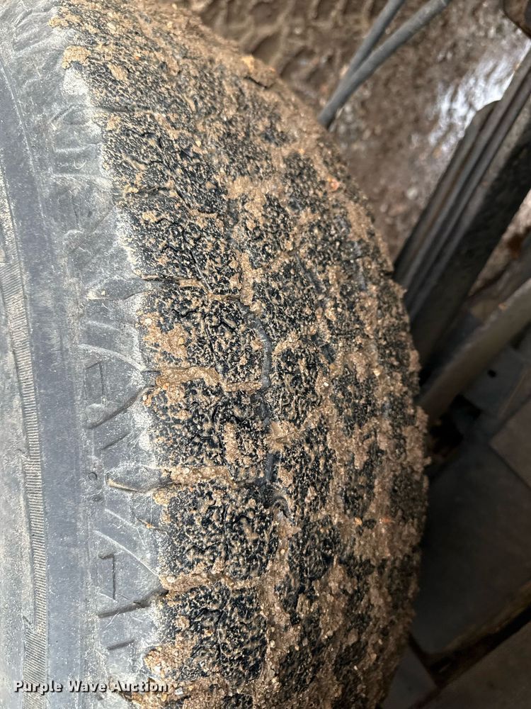 image for item EQ4928 2019 Ford F350 Super Duty  SuperCab bale bed pickup truck