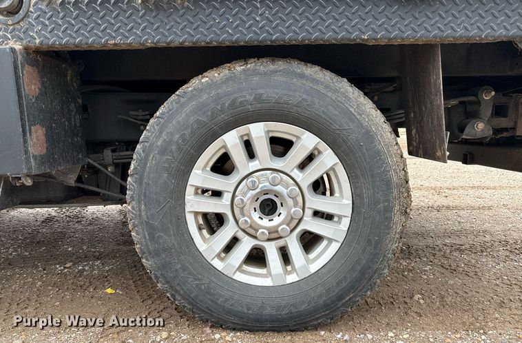 image for item EQ4928 2019 Ford F350 Super Duty  SuperCab bale bed pickup truck