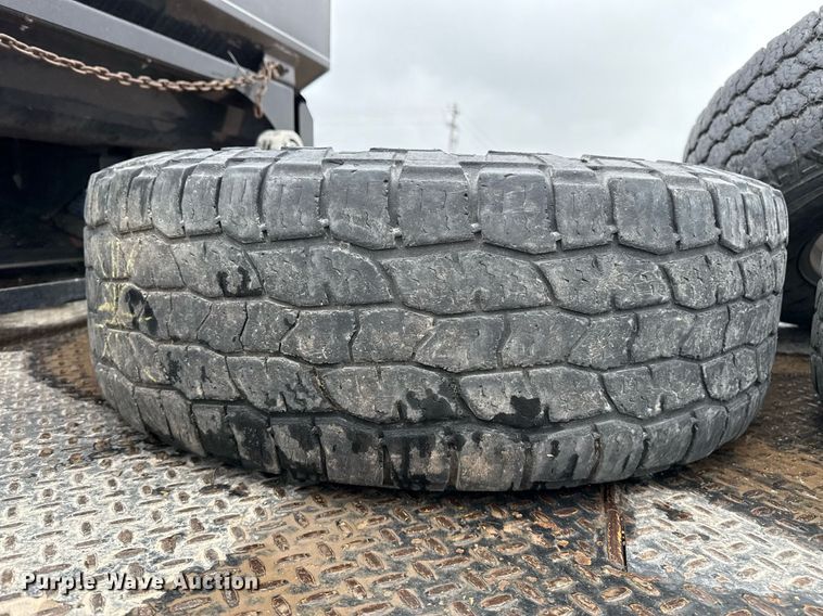 image for item EQ4928 2019 Ford F350 Super Duty  SuperCab bale bed pickup truck