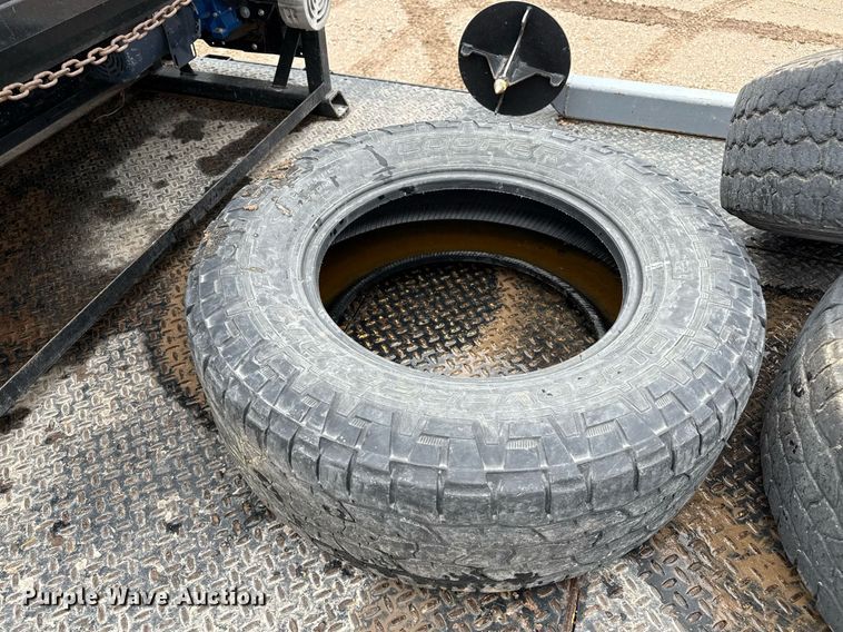 image for item EQ4928 2019 Ford F350 Super Duty  SuperCab bale bed pickup truck