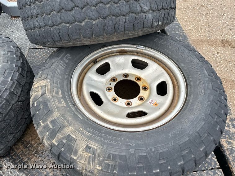 image for item EQ4928 2019 Ford F350 Super Duty  SuperCab bale bed pickup truck