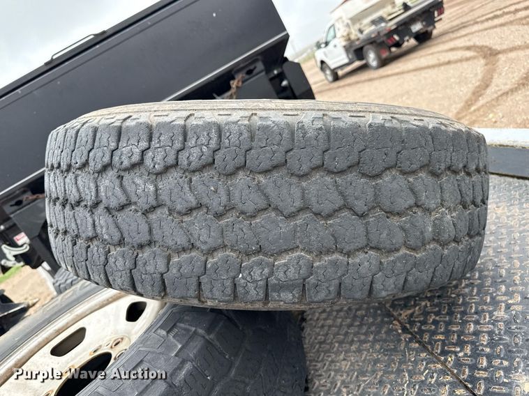 image for item EQ4928 2019 Ford F350 Super Duty  SuperCab bale bed pickup truck