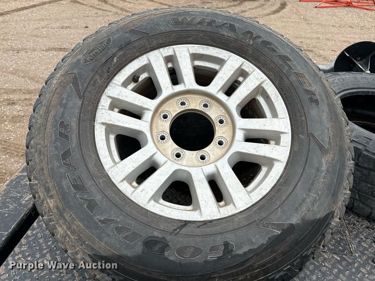 image for item EQ4928 2019 Ford F350 Super Duty  SuperCab bale bed pickup truck