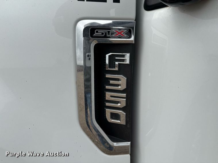 image for item EQ4928 2019 Ford F350 Super Duty  SuperCab bale bed pickup truck