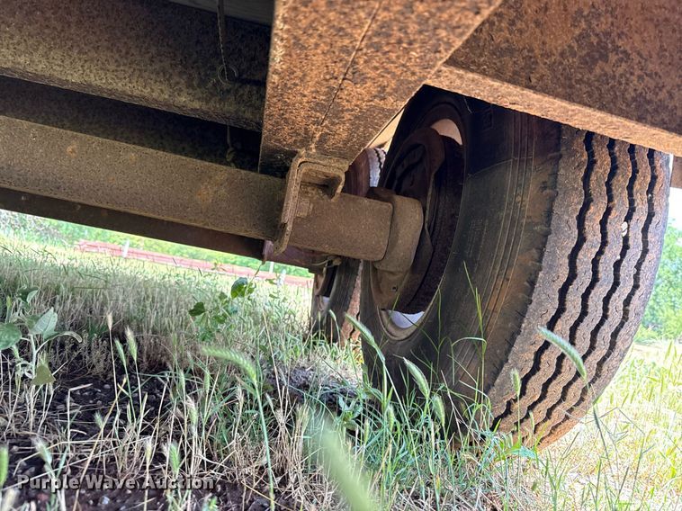 image for item MY9900 2001 United Expressline toy hauler camper