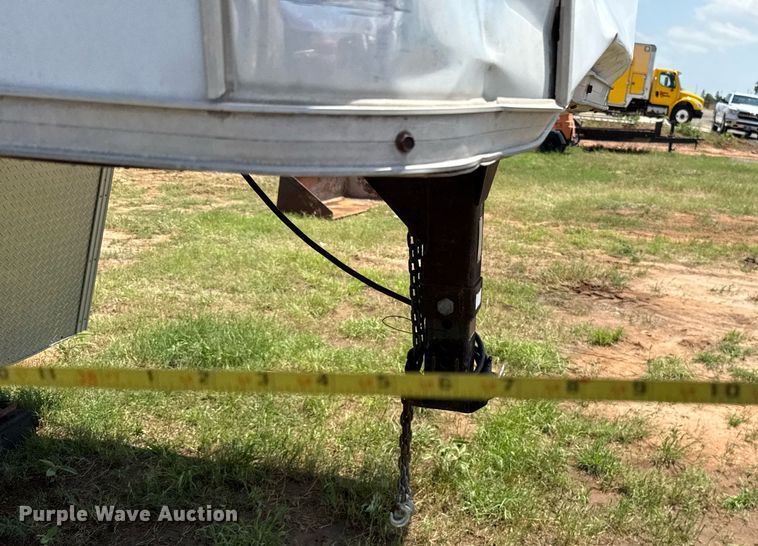 image for item MY9900 2001 United Expressline toy hauler camper