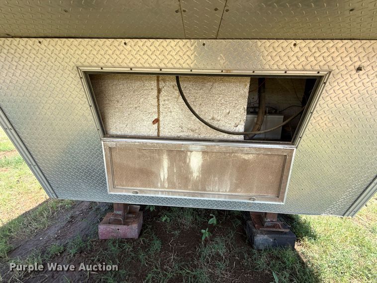 image for item MY9900 2001 United Expressline toy hauler camper