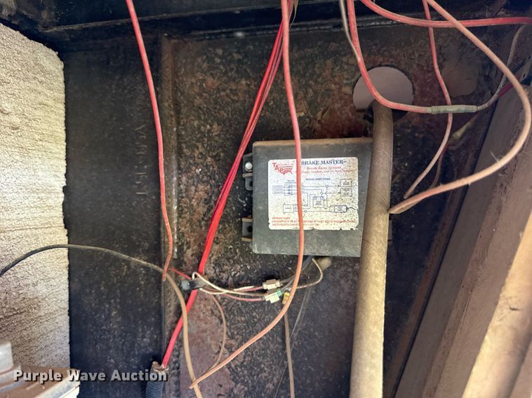 image for item MY9900 2001 United Expressline toy hauler camper