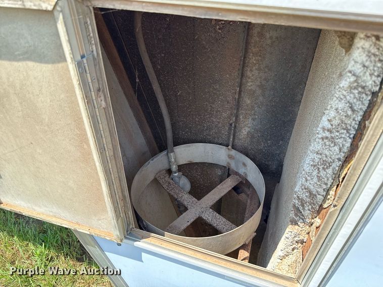 image for item MY9900 2001 United Expressline toy hauler camper