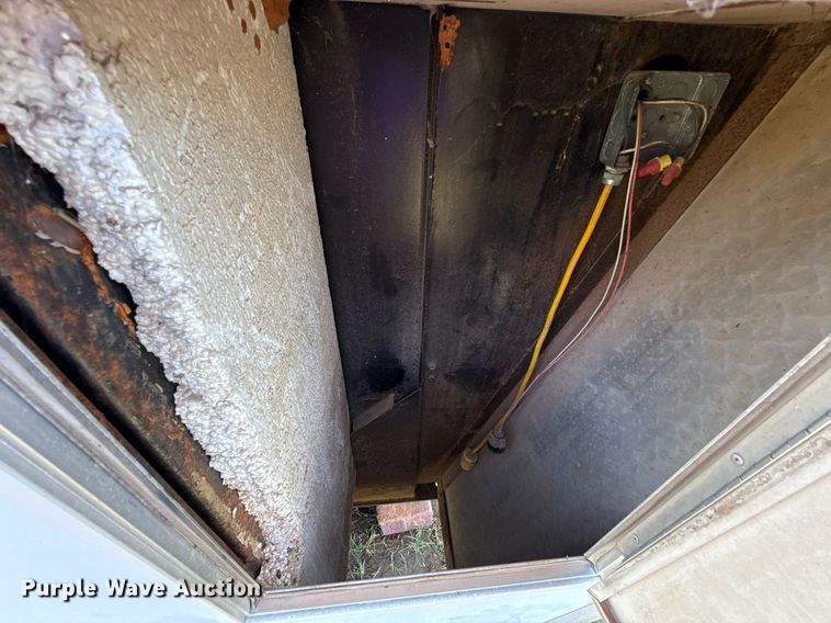 image for item MY9900 2001 United Expressline toy hauler camper