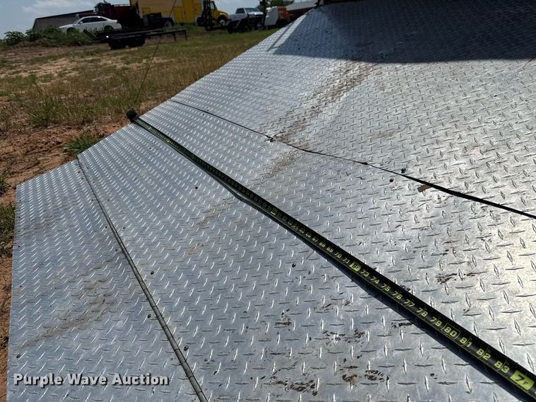 image for item MY9900 2001 United Expressline toy hauler camper