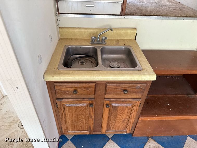 image for item MY9900 2001 United Expressline toy hauler camper