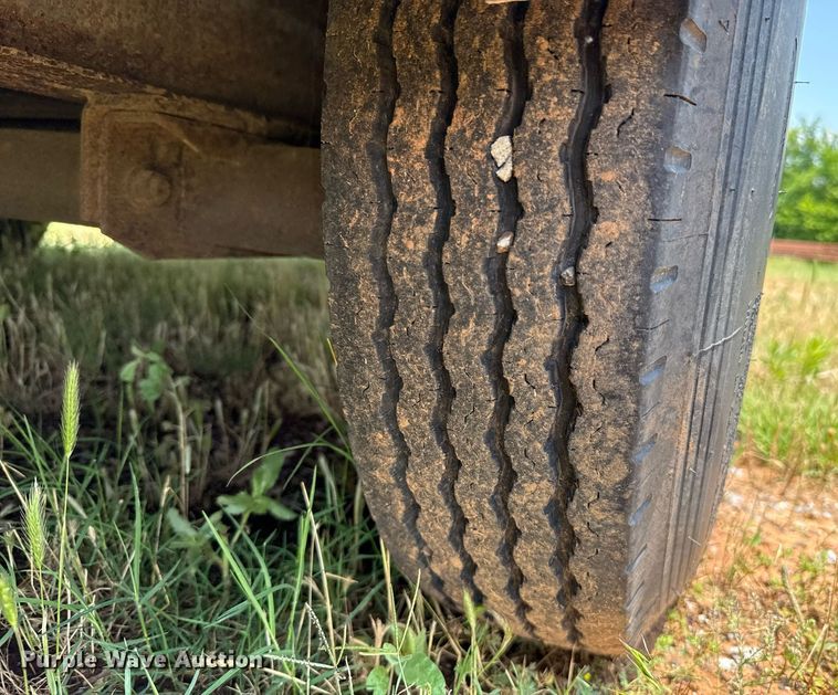 image for item MY9900 2001 United Expressline toy hauler camper