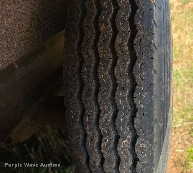 image for item MY9900 2001 United Expressline toy hauler camper