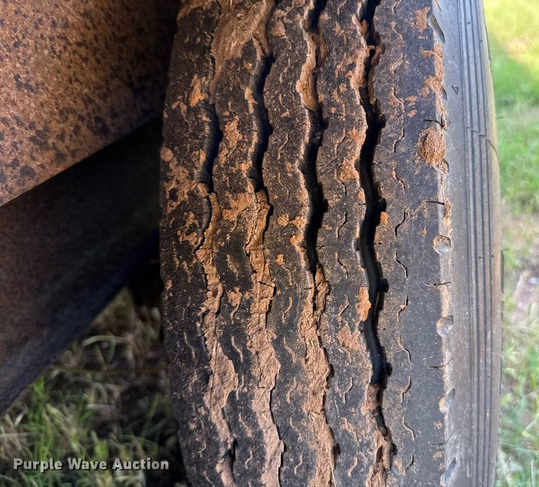 image for item MY9900 2001 United Expressline toy hauler camper