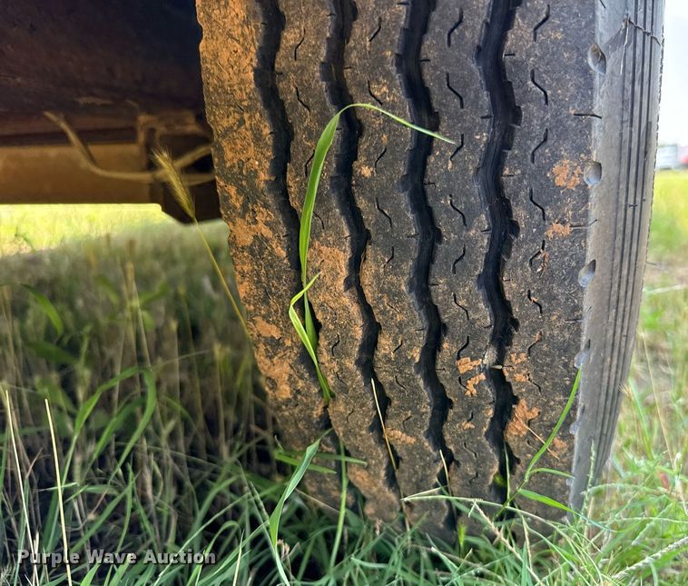 image for item MY9900 2001 United Expressline toy hauler camper