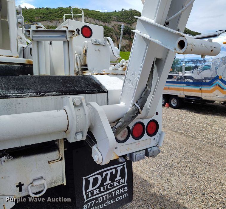 image for item DP4985 2009 GMC C8500 cable placer bucket truck