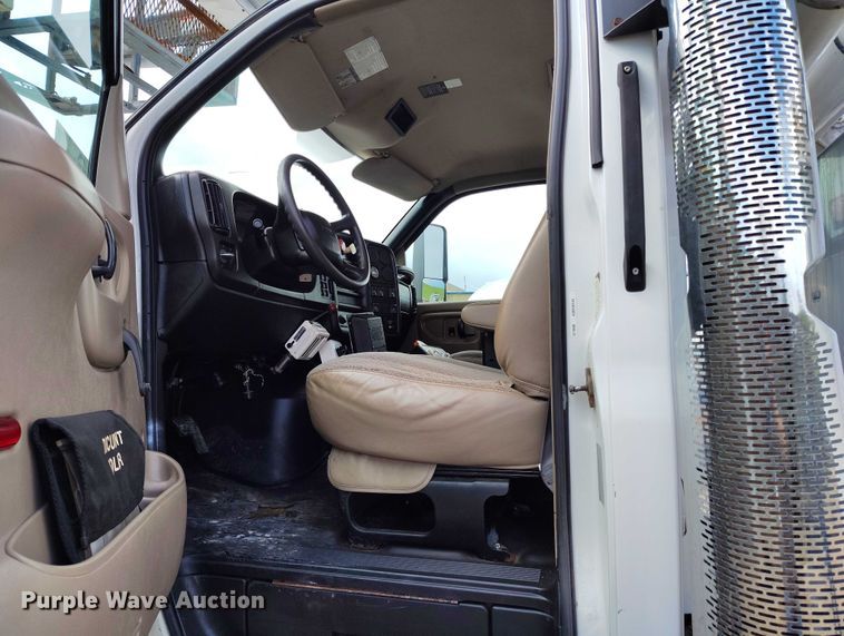 image for item DP4985 2009 GMC C8500 cable placer bucket truck