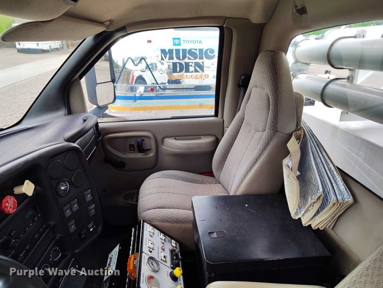 image for item DP4985 2009 GMC C8500 cable placer bucket truck