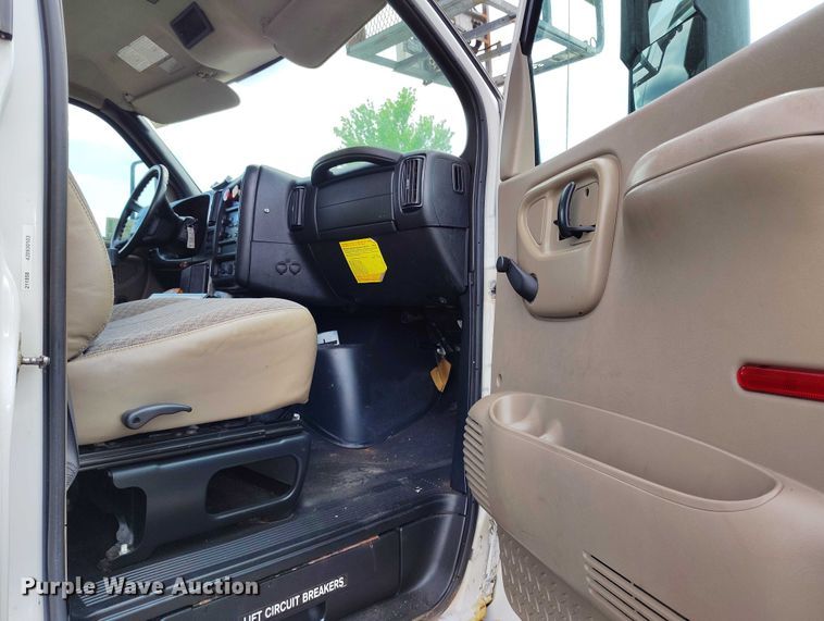 image for item DP4985 2009 GMC C8500 cable placer bucket truck