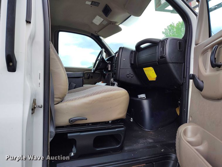 image for item DP4985 2009 GMC C8500 cable placer bucket truck