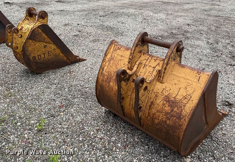 image for item DR2825 (3) Case buckets