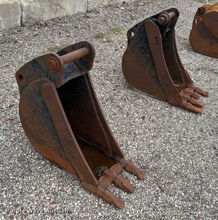 image for item DR2826 (3) Caterpillar buckets