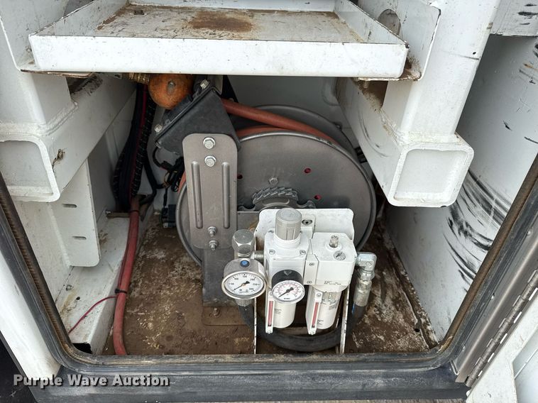 image for item DS3693 2015 Ford F550 utility / service truck