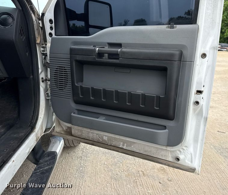 image for item DS3693 2015 Ford F550 utility / service truck