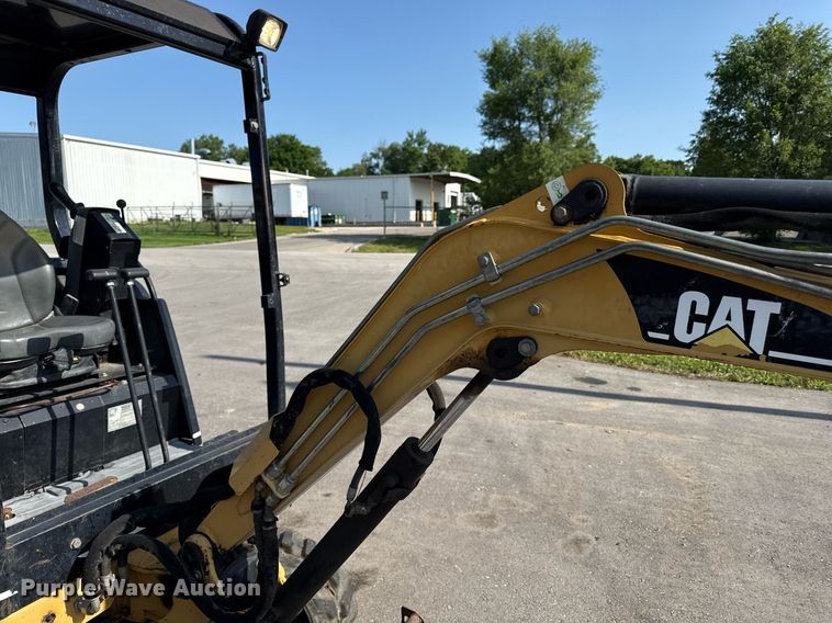image for item DS4336 2001 Caterpillar 301.5 mini excavator