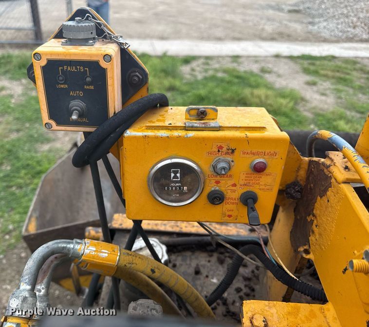 image for item DS4355 Leeboy LS1000T paver