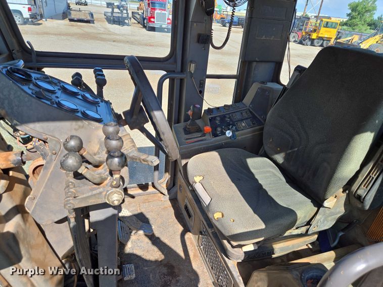 image for item DT4883 2001 Volvo G720VHP motor grader