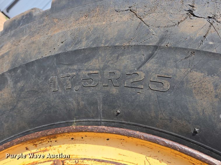 image for item DT4883 2001 Volvo G720VHP motor grader