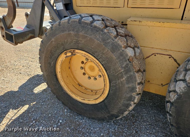 image for item DT4883 2001 Volvo G720VHP motor grader