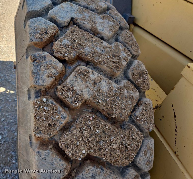 image for item DT4883 2001 Volvo G720VHP motor grader