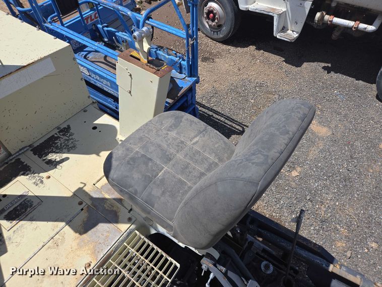 image for item DT4884 2005 Blaw Knox PF-4410 paver