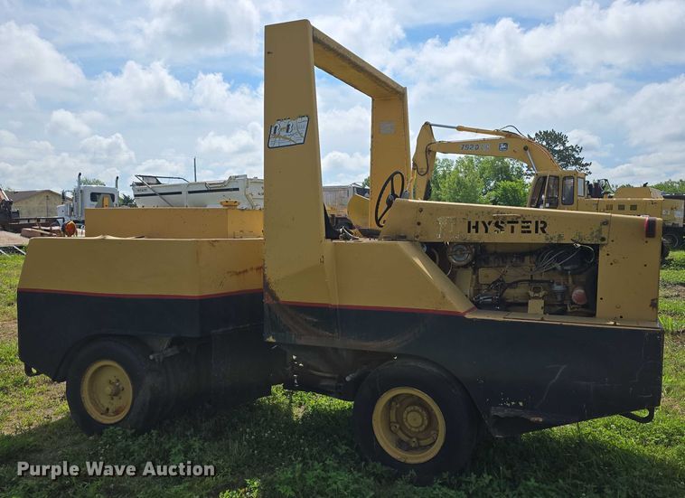 image for item DT6931 Hyster C530A pneumatic roller