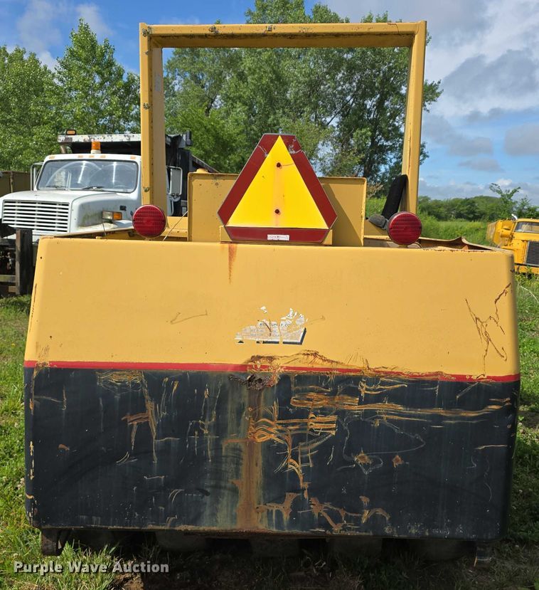 image for item DT6931 Hyster C530A pneumatic roller