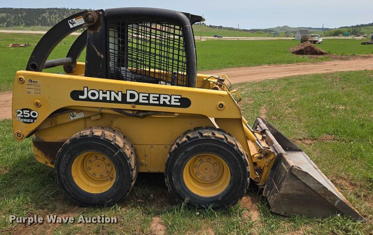 image for item DT7195 2004 John Deere 250 Series ll skid steer loader
