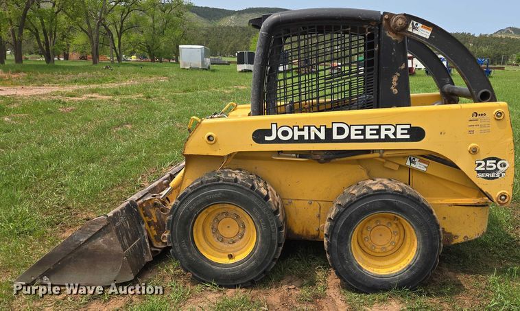 image for item DT7195 2004 John Deere 250 Series ll skid steer loader