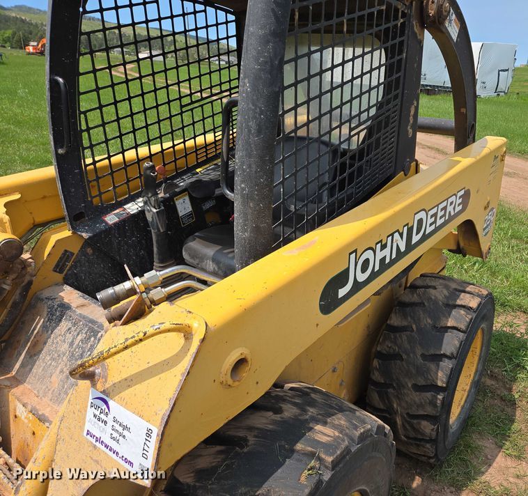 image for item DT7195 2004 John Deere 250 Series ll skid steer loader
