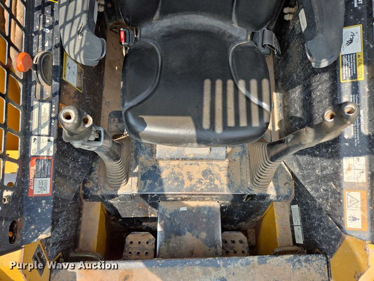 image for item DT7195 2004 John Deere 250 Series ll skid steer loader