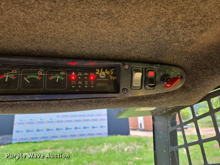 image for item DT7195 2004 John Deere 250 Series ll skid steer loader