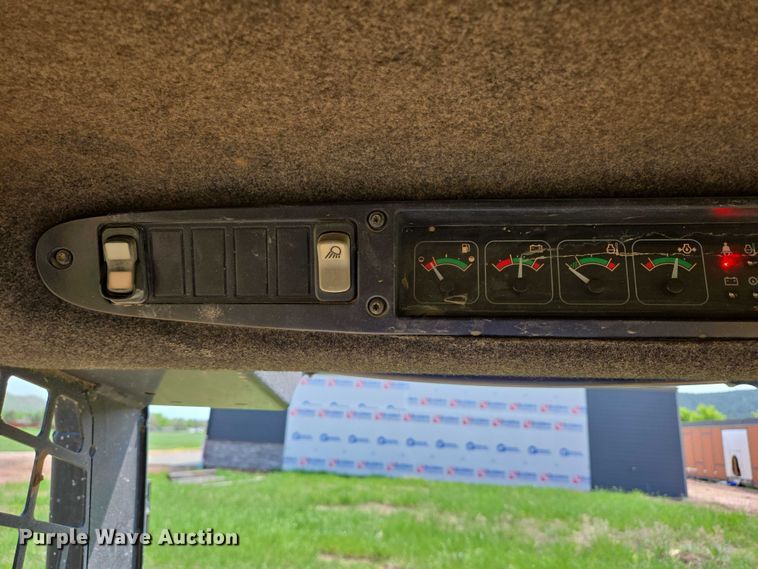 image for item DT7195 2004 John Deere 250 Series ll skid steer loader