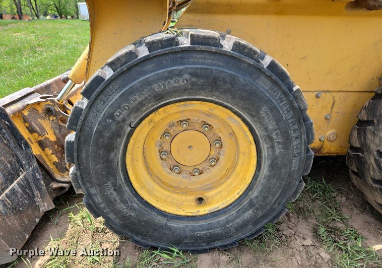 image for item DT7195 2004 John Deere 250 Series ll skid steer loader