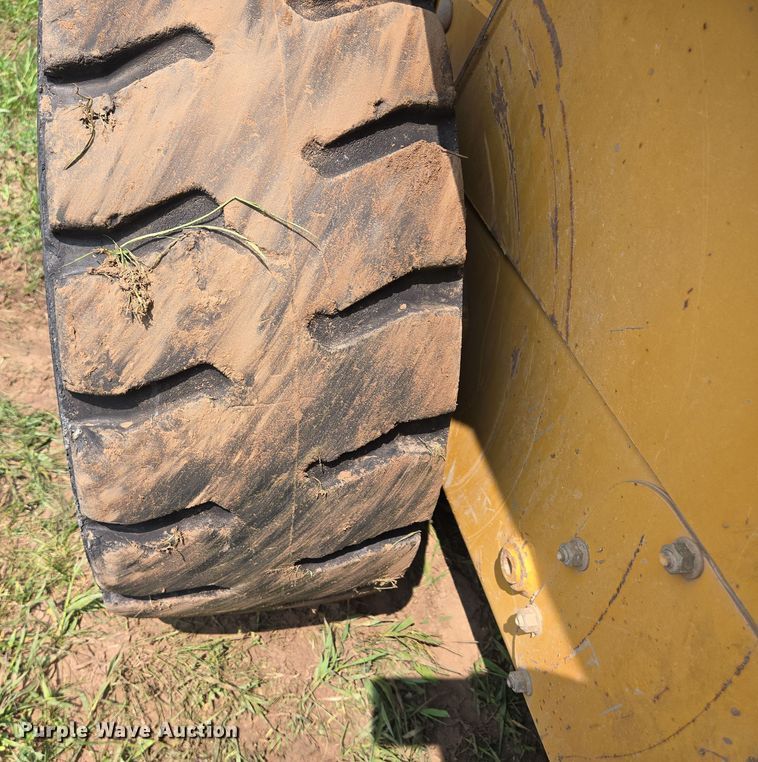 image for item DT7195 2004 John Deere 250 Series ll skid steer loader