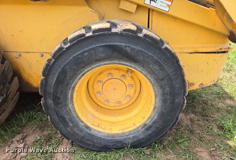 image for item DT7195 2004 John Deere 250 Series ll skid steer loader