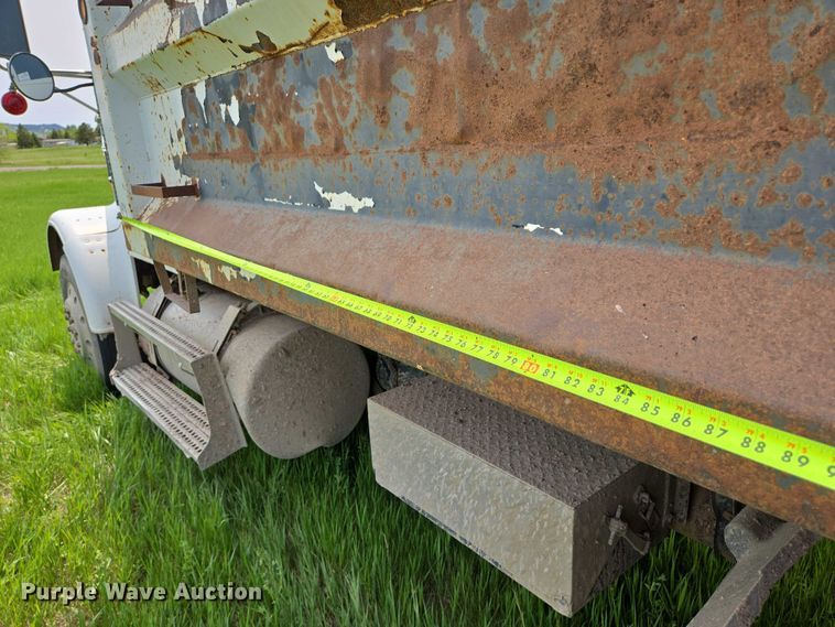 image for item DT7197 1987 Freightliner Conventional dump truck