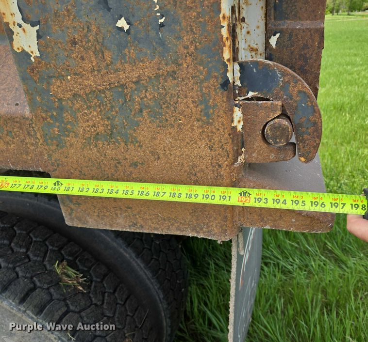 image for item DT7197 1987 Freightliner Conventional dump truck