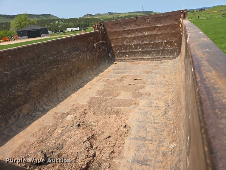 image for item DT7197 1987 Freightliner Conventional dump truck